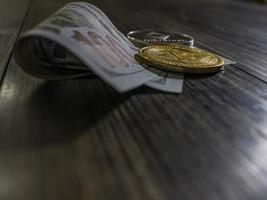 bitcoin ed ethereum su banconote da cento dollari foto
