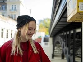 ritratto di una giovane ragazza attraente sorridente sotto il ponte foto