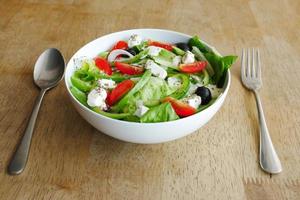 Close up di insalata greca in una ciotola sul tavolo.