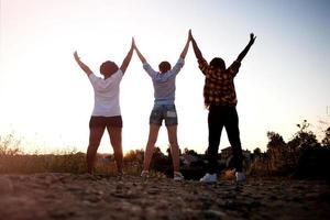 ragazze felici, di diverse nazionalità, vista da dietro foto