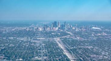 sopra le nuvole e sopra minneapolis minnesota dall'aereo foto