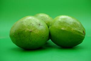 2 avocado posto nel il mezzo di un' verde sfondo. foto