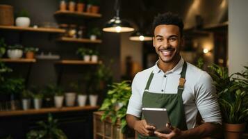 sorridente femmina imprenditore Tenere tavoletta nel sua caffè foto