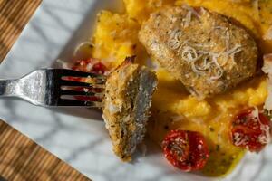 Maiale filetto con parmigiano Crosta e cremoso polenta. foto