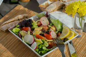 un' bianca piazza ciotola con insalata foto