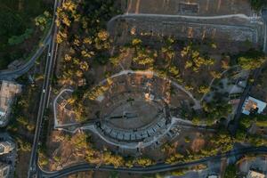 un' Visualizza di un' città strada a partire dal sopra foto