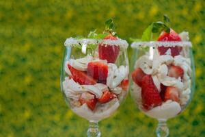 fragole con mascarpone e canapa cracker foto