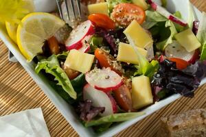 un' bianca piazza ciotola con insalata foto