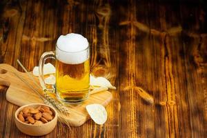 un bicchiere di birra è posto sul pavimento di legno.
