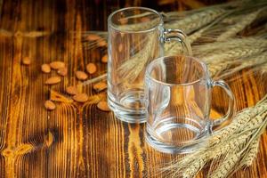bicchieri appoggiati sul tavolo di legno foto