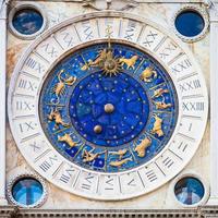 venezia, italia - dettaglio della torre dell'orologio di san marco foto