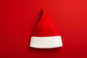 piatto posare Santa Claus cappello su rosso sfondo. generativo ai foto