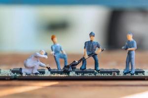 primo piano tecnico in miniatura lavoro di squadra manutenzione foto