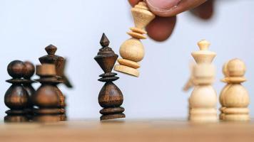 successo aziendale e concetto di leader con scacchi in legno foto