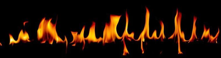 fiamma di fuoco su blackground foto