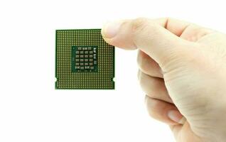 chip del processore con vista posteriore della CPU realistica in mano foto