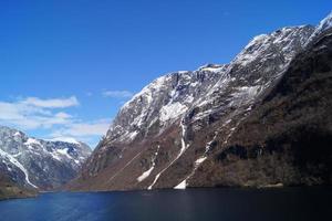 con una nave da crociera attraverso l'ardalsfjord foto