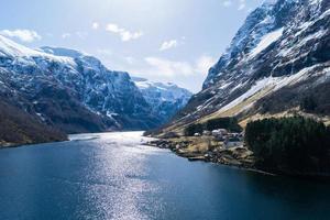 con una nave da crociera attraverso l'ardalsfjord foto