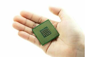 chip del processore vista posteriore della CPU realistica in mano su sfondo bianco foto