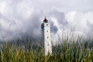 il faro blavandshuk fyr sulla costa occidentale della danimarca foto