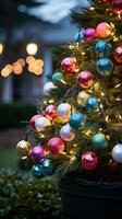 colorato ornamenti e luci su sempreverde albero nel all'aperto ambientazione foto