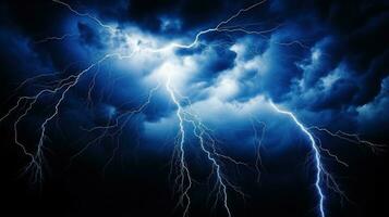 elettricità addebiti il cielo con fulmine e tuono su un' buio notte foto