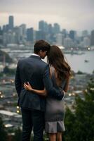 coppia Abbracciare una persona nel davanti di un' bellissimo città orizzonte foto