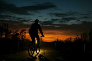 un' uomo cavalcate il suo bicicletta come notte scende, un' tranquillo, calmo viaggio ai generato foto