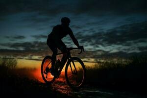 ciclista pedalare attraverso il dissolvenza luce, assaporando un' ore notturne cavalcata ai generato foto