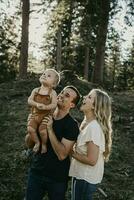 contento famiglia con poco figlio su un' escursioni a piedi viaggio nel un' foresta, Schwaegalp, Nesslau, Svizzera foto