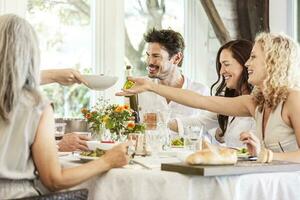 contento famiglia festeggiare insieme, tintinnante bicchieri foto