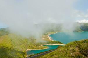 lagoa fare fogo è collocato nel così miguel isola, azzorre. esso è classificato come un' natura Riserva e è il maggior parte bellissimo laguna di il azzorre foto