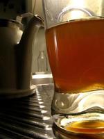bicchiere di tè e teiera nel lavandino foto
