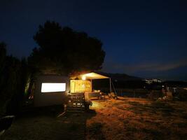 Due furgoni parcheggiata nel il foresta a notte foto