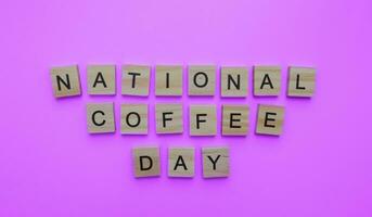 settembre 29, nazionale caffè giorno, minimalista bandiera con il iscrizione nel di legno lettere foto