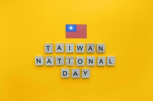 ottobre 10, Taiwan nazionale giorno, Doppio decimo giorno, Taiwan bandiera, minimalista bandiera con di legno lettere su un arancia sfondo foto