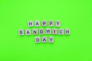 novembre 3, nazionale Sandwich giorno, minimalista bandiera con il iscrizione nel di legno lettere foto