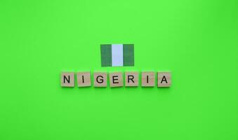 ottobre 1, indipendenza giorno nel Nigeria, il bandiera di Nigeria, un' minimalista bandiera con un iscrizione nel di legno lettere foto