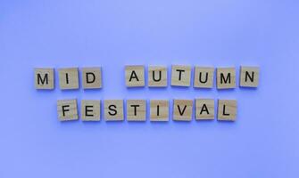 settembre 29, medio autunno Festival, minimalista bandiera con il iscrizione nel di legno lettere foto