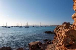 barche nella spiaggia di cala saona foto