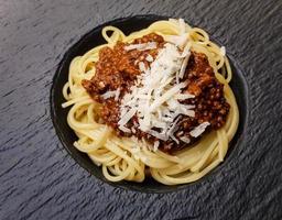 spaghetti alla bolognese con salsa di pomodoro foto