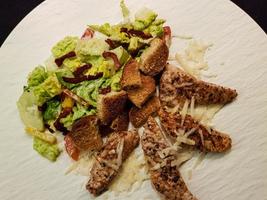 tradizionale insalata Caesar con pollo alla griglia
