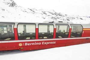 bernina express treno rosso nella neve foto
