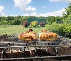 carne di pollo alla griglia alla griglia pronta per mangiare barbecue foto