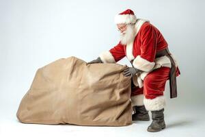 Natale giorno, Santa Claus con un' enorme Borsa, consegna Natale i regali isolato su bianca sfondo. creare ai foto