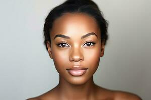 africano americano donna con pulito salutare pelle su beige sfondo. sorridente sognante bellissimo afro ragazza. generativo ai foto
