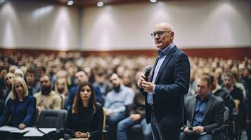 un' maschio altoparlante dando presentazione nel sala a Università officina. pubblico o conferenza sala. addestramento. generativo ai foto