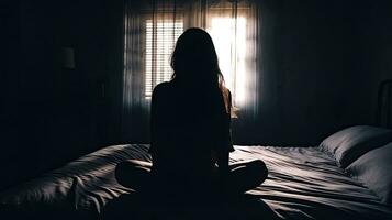 silhouette di triste infelice donna seduta su il letto con mani su testa nel il Camera da letto, solitario e infelice concetto. generativo ai foto