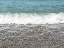 mostra la schiuma dell'onda del mare, stagno della fauna selvatica, spiaggia