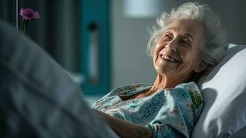 un' anziano femmina paziente dire bugie soddisfatto sorridente a moderno ospedale paziente letto. Salute medico. generativo ai foto